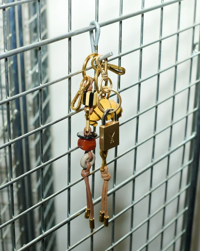 Brown Leather and Metal Ami De Coeur Pearls Keyring Brown Leather and Metal Ami De Coeur Pearls Keyring
