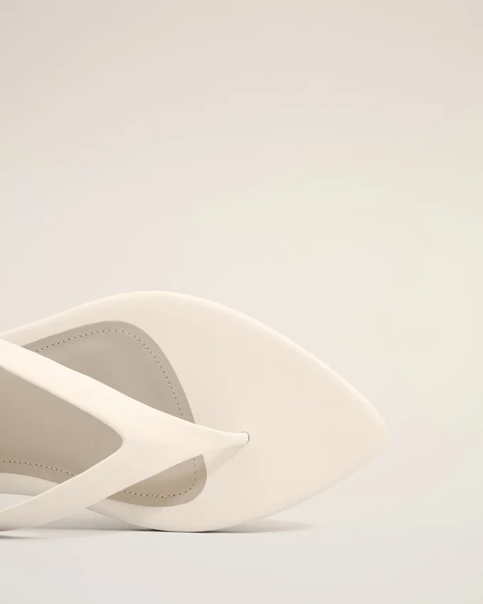 White Lamb Leather Pointed Toe Flip Flops White Lamb Leather Pointed Toe Flip Flops